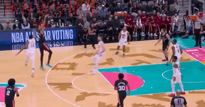 文班亚马中路持球 弧顶干拔三分命中